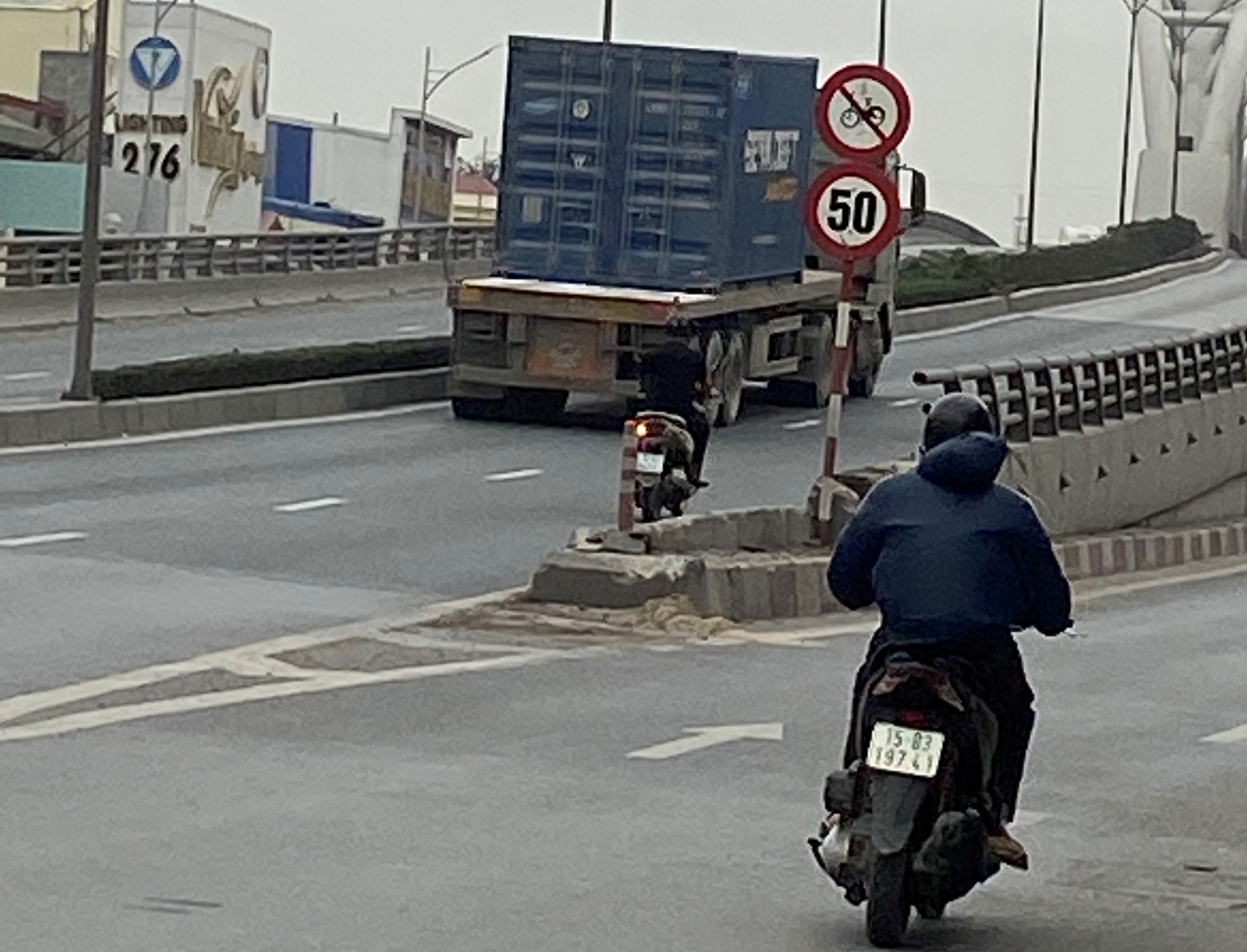 Cần nâng cao nhận thức trong việc chấp hành Luật giao thông.